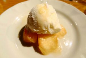 桃のアマレット漬け　バニラアイスクリーム添え