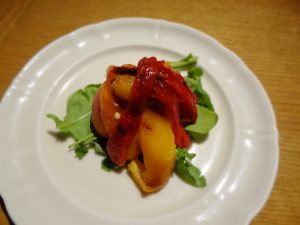 ペペローニ・ソット・オーリオ（パプリカのオイル漬け）とモッツァレラチーズのサラダ