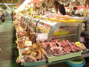 沖縄の市場のお肉屋さん